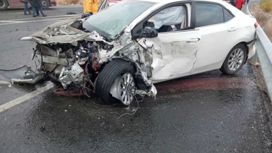 Çimento yüklü tır otomobille çarpıştı: 1 yaralı