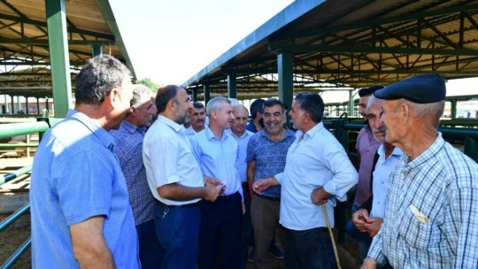 Çınar, canlı hayvan pazarını ziyaret edip, üreticilerle bir araya geldi