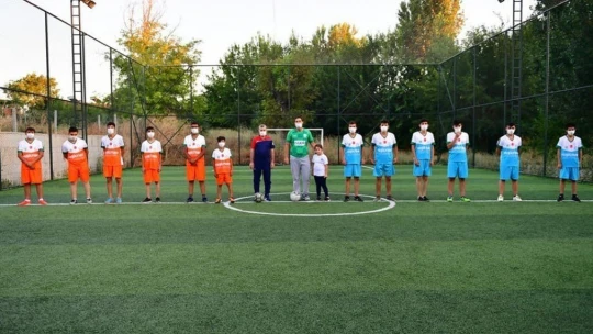 Çınar, halı saha açılışında forma giydi