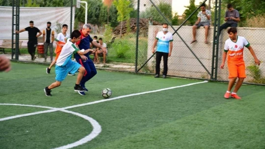 Çınar, halı saha açılışında forma giydi