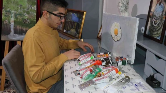 Çizimle başladı, sergi açmak için gün sayıyor