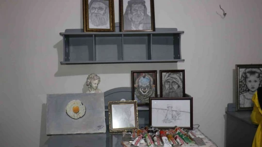 Çizimle başladı, sergi açmak için gün sayıyor