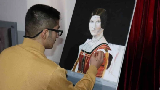 Çizimle başladı, sergi açmak için gün sayıyor