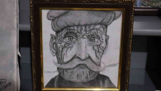 Çizimle başladı, sergi açmak için gün sayıyor