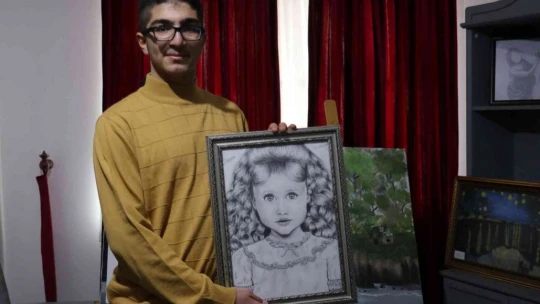 Çizimle başladı, sergi açmak için gün sayıyor