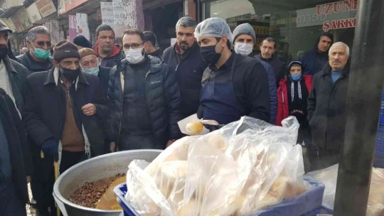 Çocuğu sağlığına kavuşunca 5 bin kişiye yemek dağıttı