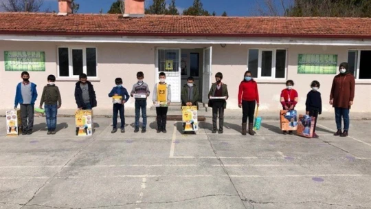 Çocuklar kendi oyuncaklarını kendi yapıyor