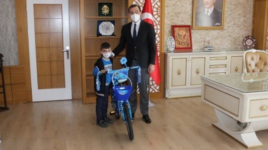 Çocuklar kendi oyuncaklarını kendi yapıyor
