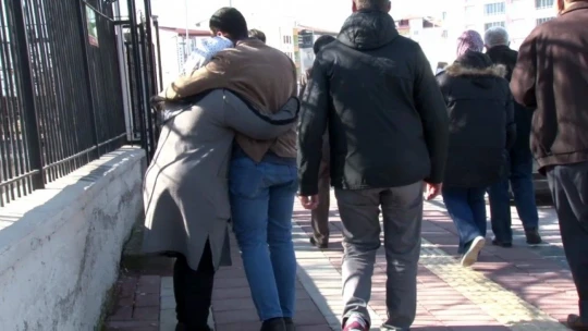 Çocukları kaçırılan aileler, adli tıp önünde bekliyor