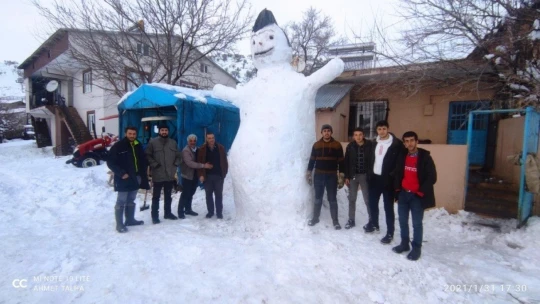 Çocukların tepsiyle kayak keyfi