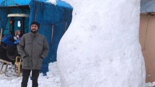 Çocukların tepsiyle kayak keyfi