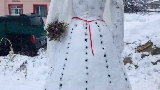 Çocukların tepsiyle kayak keyfi