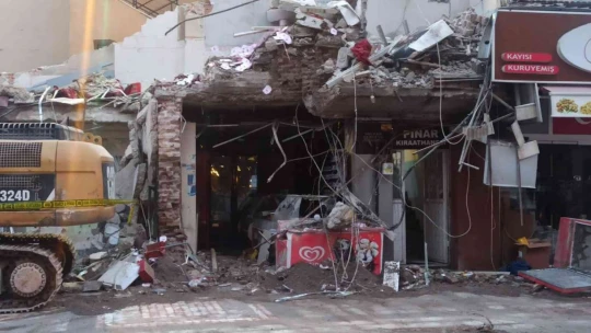 Çöken binadaki hasar gün ağarınca ortaya çıktı