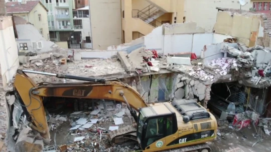 Çöken binadaki hasar gün ağarınca ortaya çıktı