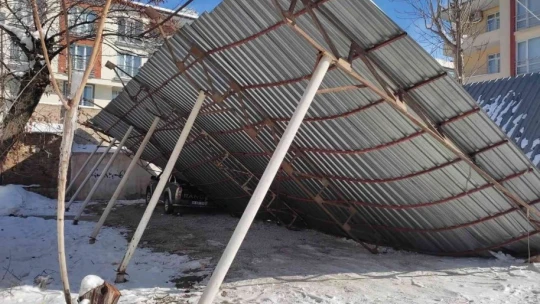 Çöken otoparkın çatısı karton gibi ikiye ayrıldı