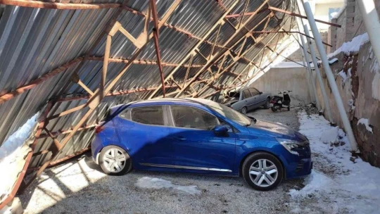 Çöken otoparkın çatısı karton gibi ikiye ayrıldı