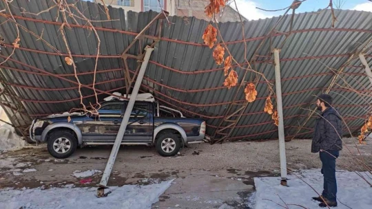 Çöken otoparkın çatısı karton gibi ikiye ayrıldı