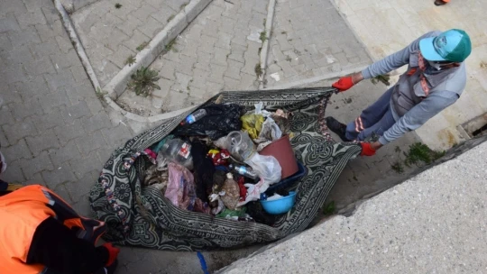 Çöp evden bir kamyon çöp çıkartıldı