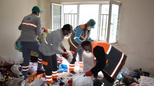 Çöp evden bir kamyon çöp çıkartıldı