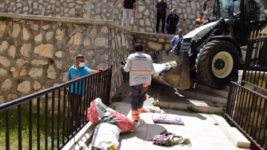 Çöp evden bir kamyon çöp çıkartıldı