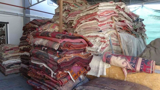 Çöpteki halıları işleyerek ihraç ediyor