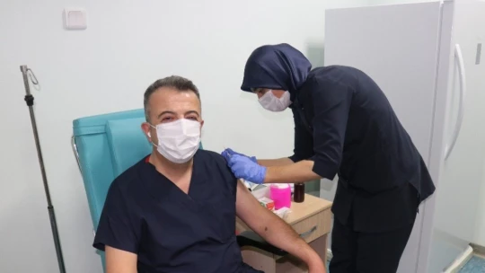 Covid-19 aşı denemeleri gönüllü vatandaşlara da yapılmaya başladı