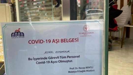 Covid 19 yüksek risk grubundaki Malatya'da esnafa aşı belgesi