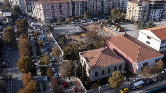 Cumhuriyet meydanında çalışmalar devam ediyor
