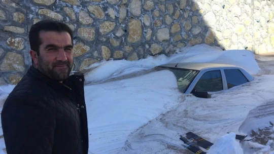 Darende'de araçlar karda kayboldu