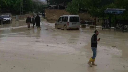 Darende'de sağanak yağış hayatı olumsuz etkiledi