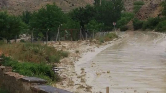 Darende'de sağanak yağış hayatı olumsuz etkiledi