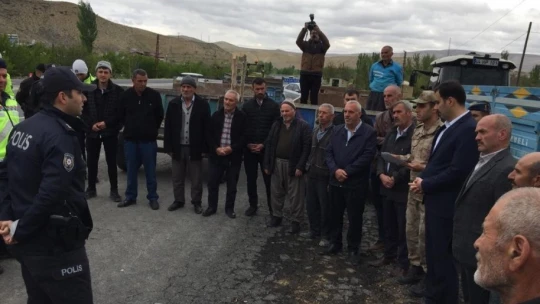 Darende'de sürücülere reflektör dağıtıldı