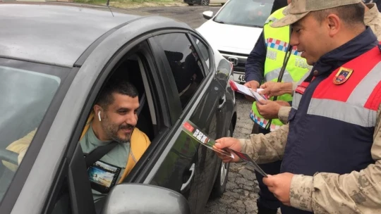 Darende'de sürücülere reflektör dağıtıldı