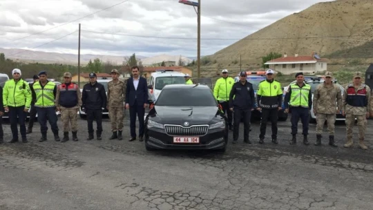 Darende'de sürücülere reflektör dağıtıldı