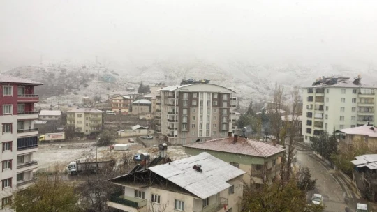 Darende'ye mevsimin ilk kar yağışı sevindirdi