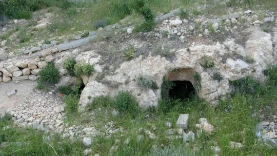 Define uğruna 2 bin yıllık kaya mezarlar tahrip edildi