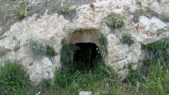 Define uğruna 2 bin yıllık kaya mezarlar tahrip edildi