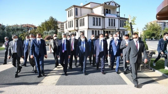 Demircan fotoğraf makinesi müzesine hayran kaldı