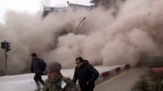 Deprem bölgesi beşik gibi, 7,5 büyüklüğünde artçı deprem hasarlı binayı böyle yıktı