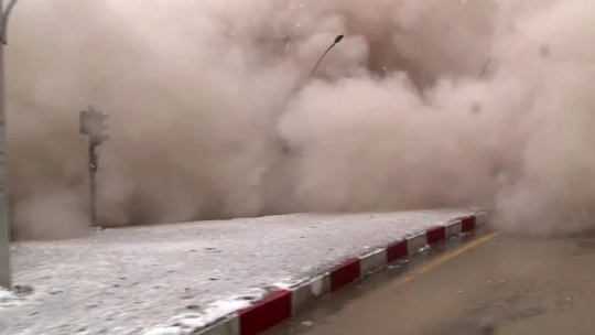 Deprem bölgesi beşik gibi, 7,5 büyüklüğünde artçı deprem hasarlı binayı böyle yıktı