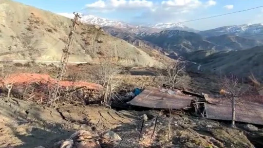 Deprem bölgesi Malatya'da heyelan, bir mezrayı yuttu