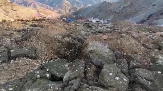 Deprem bölgesi Malatya'da heyelan, bir mezrayı yuttu