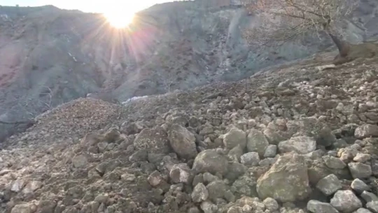 Deprem bölgesi Malatya'da heyelan, bir mezrayı yuttu