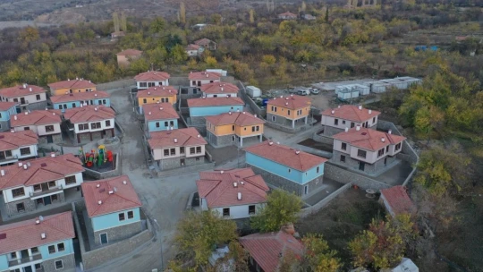 Deprem konutlarında vatandaşların yüzü gülüyor