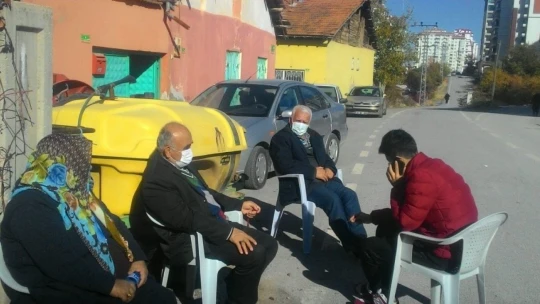 Deprem korkusu nedeniyle evlerine giremiyorlar