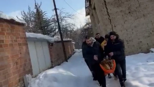 Deprem sonrası evinde yalnız kalan Alzheimer hastası kadına sağlıkçılar ulaştı