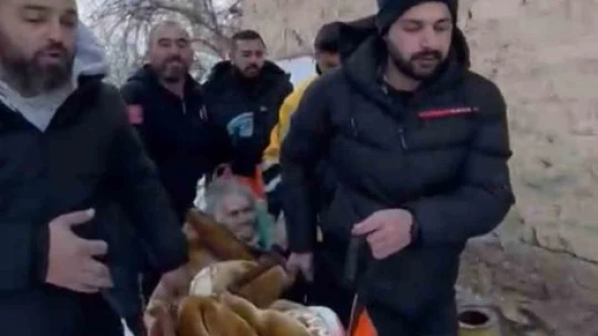 Deprem sonrası evinde yalnız kalan Alzheimer hastası kadına sağlıkçılar ulaştı