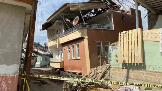 Depremde ağır hasan alan binanın birinci katı yere gömüldü