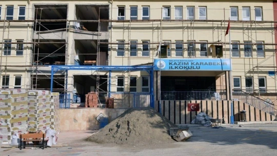 Depremde hasar gören okulların yerine yenisi yapılıyor