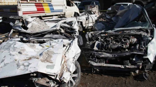 Depremde milyonluk araçlar kağıt gibi ezildi